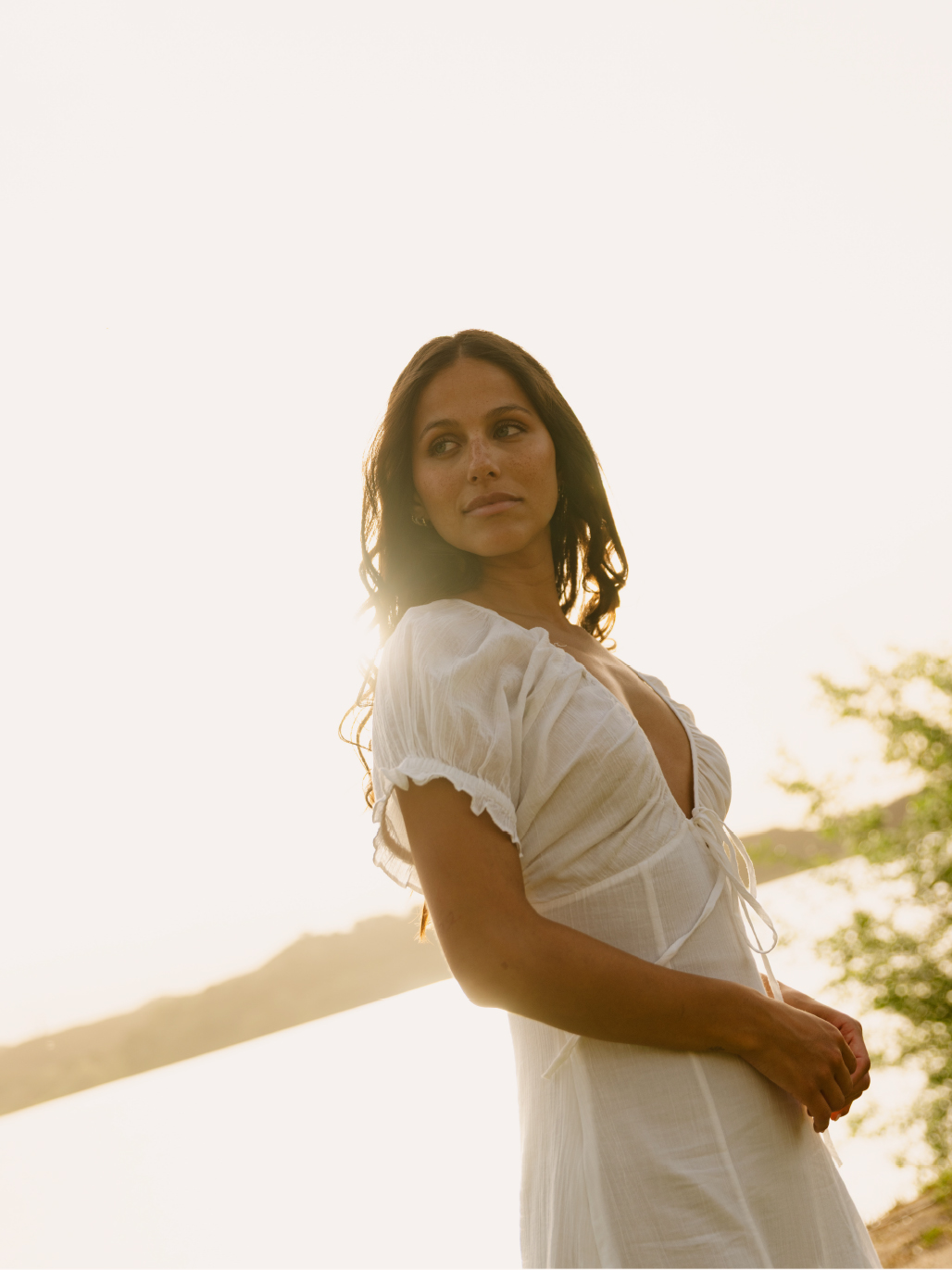 Frau am Wasser bei Sonnenuntergang