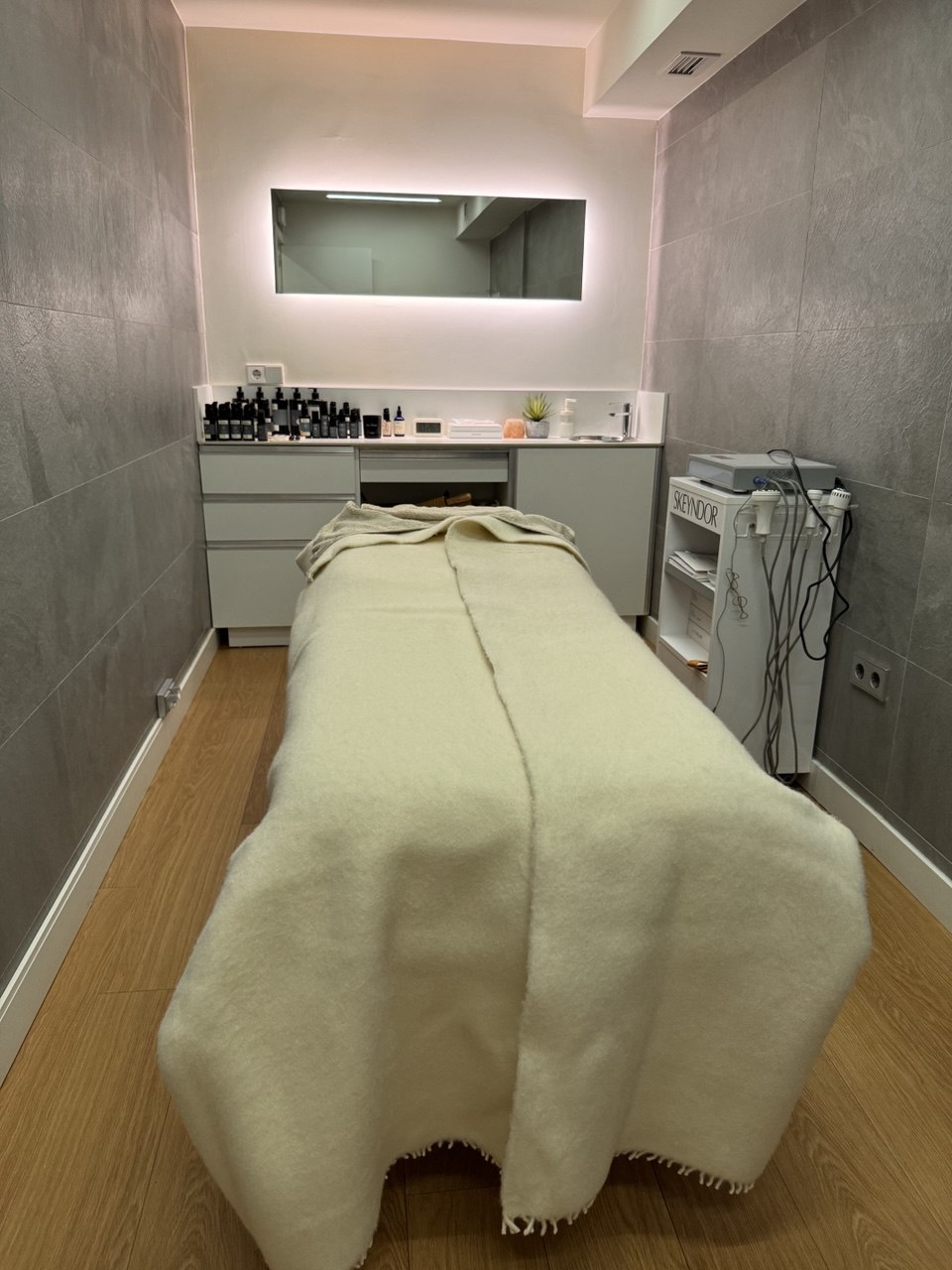PELUQUERÍA Y ESTÉTICA CARMEN VELOZ